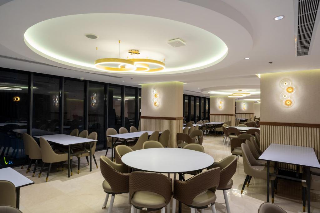 Restaurant d'un hôtel proposé à La Mecque